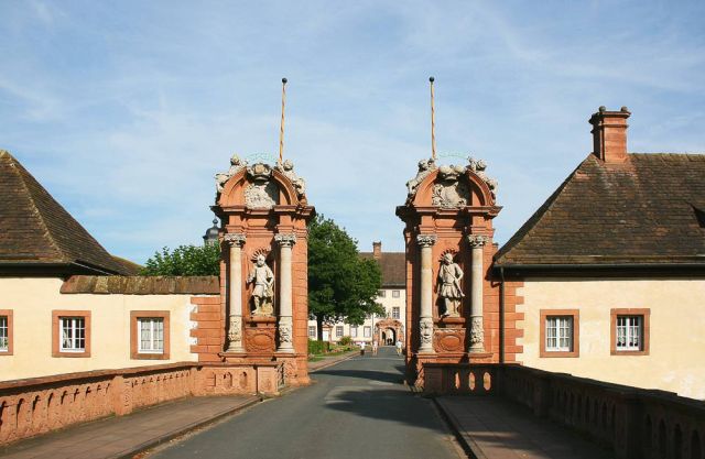 Die barocke Toranlage des Schlosses und Klosters Corvey bei Höxter an der Weser
