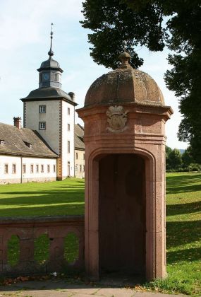 Wachhäuschen und Uhrenturm des Schlosses und Klosters Corvey bei Höxter an der Weser
