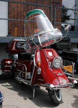 Motorroller Oldtimer - Ein Heinkel Tourist 101, ehedem beliebtester deutscher Viertakt-Motorroller