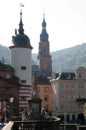 Heidelberg am Neckar - Sandstein-Statuen auf der Alten Brücke mit dem Turm der Heiliggeistkirche