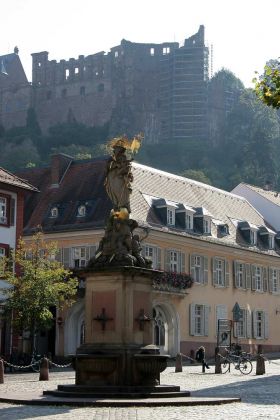 Heidelberg am Neckar - Kornmarkt mit Mariensäule und Heidelberger Schloss