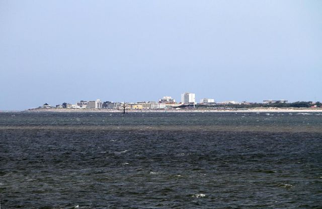 Norderney kommt in Sicht und zeigt den Strand und die 'Skyline' seiner Westküste