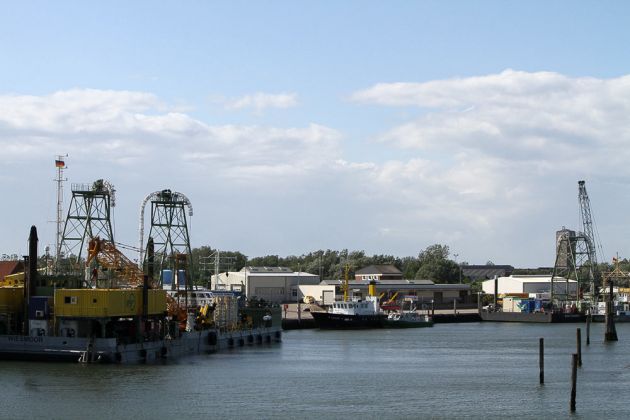 die Hafenanlagen im Norderneyer Stadtteil Fischereihafen