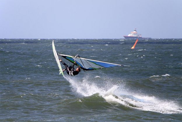 Windsurfer vor dem Nordstrand der Nordseeinsel Norderney... die volle Dynamik der Sportfotografie!