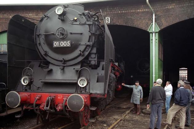 Traditionsbahnbetriebswerk Staßfurt - die Schnellzug-Dampflokomotive 01 005 des Baujahres 1926