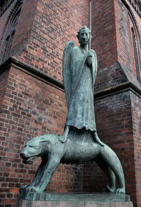 Ernst Barlachs Skulptur 'Der Geistkämpfer an der St. Nikolai Kirche in Kiel