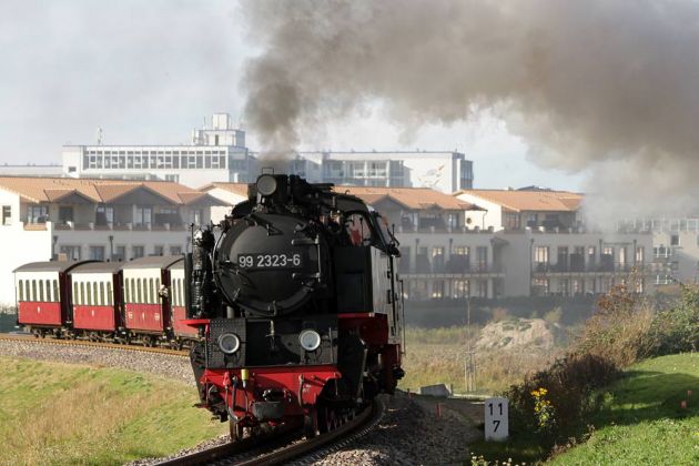 Mecklenburgische Bäderbahn Molli - der Zug mit der Dampflok 99 2323-6 beim Anstieg nach Kühlungsborn-Fulgen