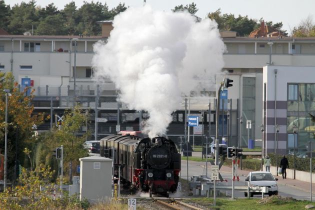 Mecklenburgische Bäderbahn Molli - der Zug mit der Dampflok 99 2321-0 in Kühlungsborn-Ost vor dem Anstieg nach Kühlungsborn-Fulgen