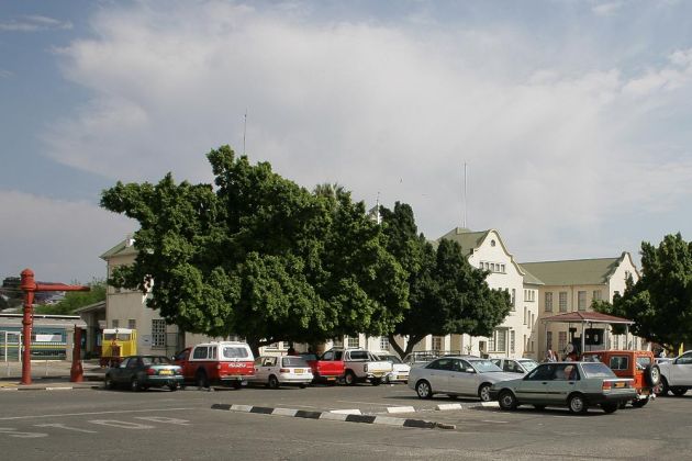Der Bahnhofsvorplatz und das historisches Bahnhofsgebäude in Windhoek