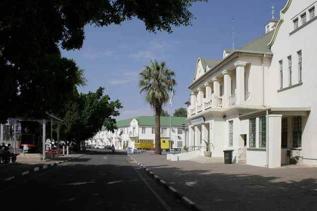 Der Bahnhofsvorplatz und das historisches Bahnhofsgebäude in Windhoek