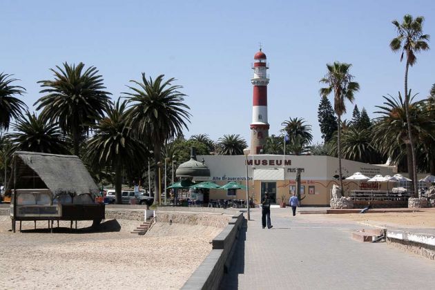 Der historische Leuchtturm, das Wahrzeichen von Swakopmund in Namibia