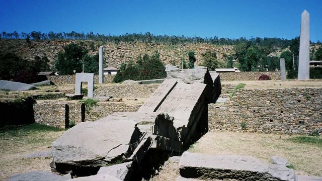 Die grosse gefallene Stele Nr. 3 im Stelenpark  - Axum oder Aksum in Äthiopien
