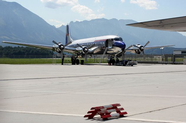  Douglas DC 6 B der Flying Bulls - Hangar 7, Salzburg
