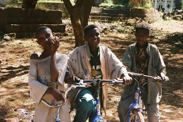 Bahir Dar - äthiopische Kinder an der Landstrasse entlang des Blauen Nils