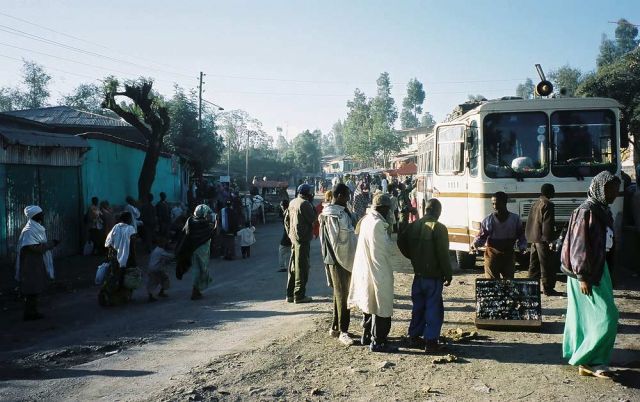Kaffeepause auf dem Weg von Weldiya zur Danakil-Ebene, Äthiopien mit öffentlichen Verkehrsmitteln