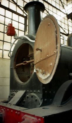 Die Rauchkammertür der Stephenson-Dampflok No. 986 von 1866 – Eisenbahnmuseum Kairo