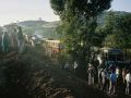 Verkehrsstau vor Bahir Dar wegen einer Baustelle - Menschen unterwegs in Äthiopien