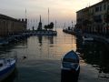 Gardasee-Rundfahrt - Lazise am Gardasee, der historische Hafen Porticciolo zur Blauen Stunde