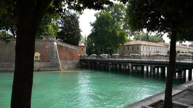 Pesciera del Garda - die historischen Festungsanlagen am Hafen mit baumbewachsenen Bastionen und Mauern