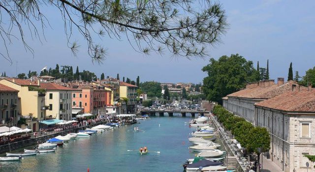 Gardasee-Rundfahrt - UNESCO Weltkulturerbe Peschiera del Garda, ein Kanal mit historischen Kasernen am Fluss Mincio