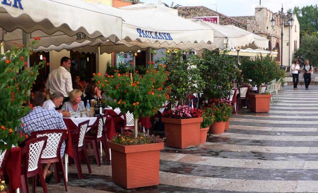 Lazise am Gardasee - Restaurants an der Uferpromenade Lungolago Marconi