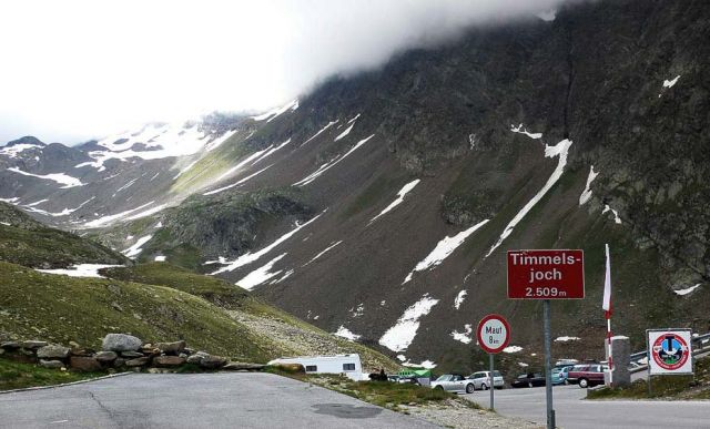Die Timmelsjoch Hochalpenstrasse - die Passhöhe auf 2.509 m über dem Meer, die Grenze zwischen Österreich und Italien