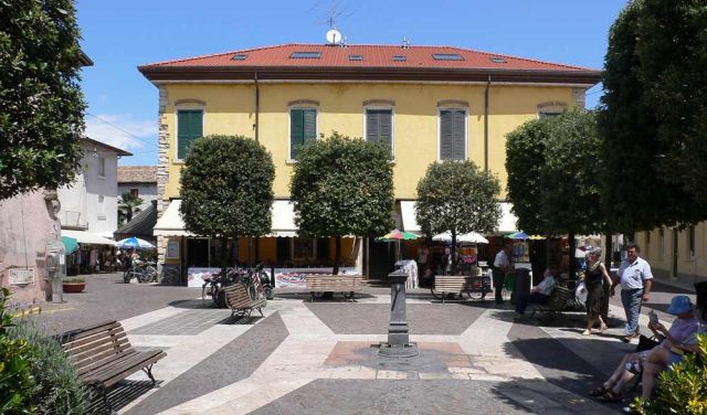 Lazise am Gardasee - die Piazetta Beccheri in der Altstadt