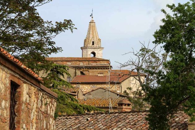 Urlaub in der Toskana - Pienza, die Altstadt mit dem Turm des Doms Santa Maria Assunta 