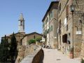 Urlaub in der Toskana - Pienza, südliche Stadtmauer mit Turm des Doms