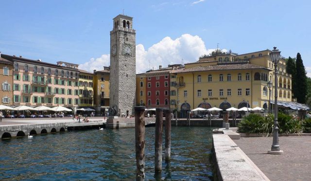 Riva del Garda - Piazza 3 Novembre mit Torre Aponale am historischen Hafen - Gardasee