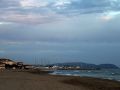 San Vincenzo zur Blauen Stunde, am nördlichen Strand