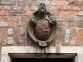 Der Schlüssel zur Welt, das Bremer Wappen über einem Hauseingang im Schnoorviertel, dem urigen Quartier in der Bremer Altstadt