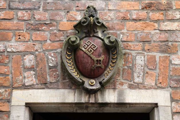 Der Schlüssel zur Welt, das Bremer Wappen über einem Hauseingang im Schnoorviertel, dem urigen Quartier in der Bremer Altstadt