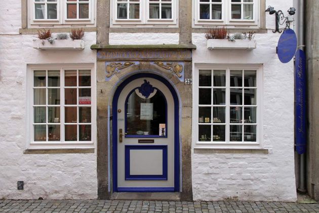 Freie Hansestadt Bremen - eine historische Fassade im Schnoor, der 'Hauptstrasse' des Schnoorviertels