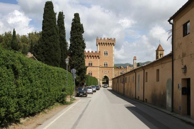 Urlaub in der Toskana - Bolgheri - das wappenverzierte und mit Zinnen besetzten Tor zum Dorf