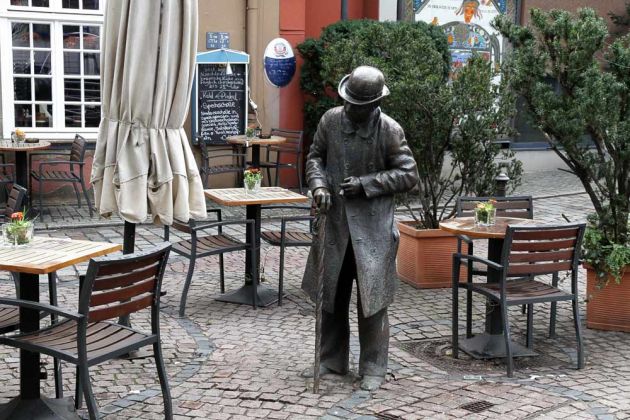 Bremer Schnoorviertel, die Skulptur 'Heini Holtenbeen, einem Bremer Original, vor dem Kleinen Olymp an der Marterburg