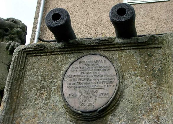 Zwei kleine Kanonen und eine Gedenktafel über dem  Eingang zur Inselfestung Wilhelmstein mitten im Steinhuder Meer
