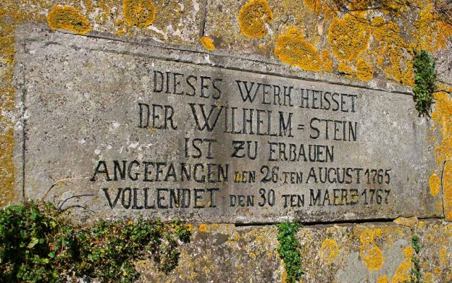 Steinhuder Meer - Die historische Gedenktafel neben dem Eingang zur Inselfestung Wilhelmstein