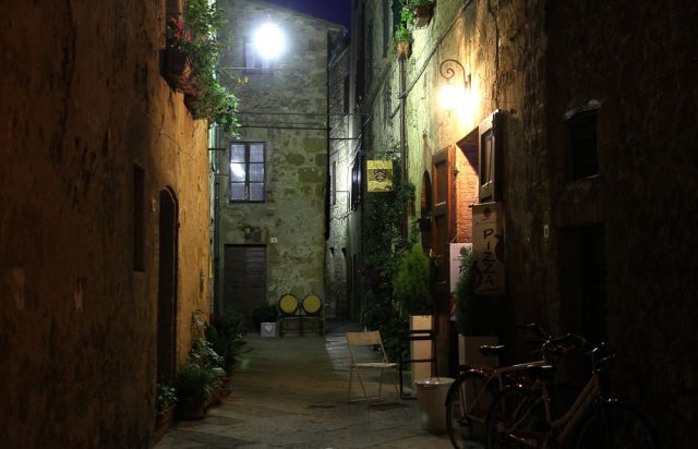 Urlaub in der Toskana - Pienza, die nächtliche Altstadt - Seitengasse des Corso il Rosselino