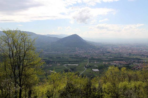 Panorama-Blicke auf die Hügel der Umgebung von Montecatini Alto