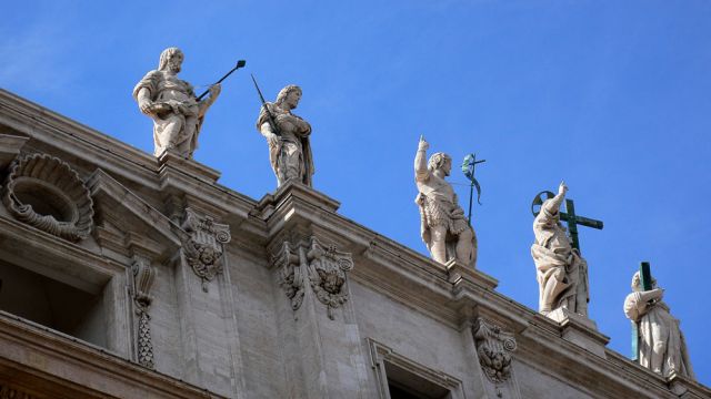 Basilica di San Pedro, der Petersdom im Vatikan - die Statuen von Christus und den Aposteln auf der Fassade