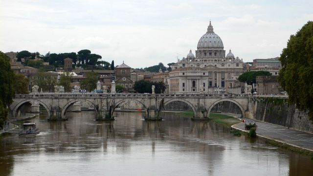 Die Ponte Vittorio Emanuele II über den Tiber mit der Kuppel des Petersdomes