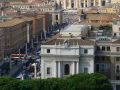 Die Porta Santa San Pietro, die Via della Conciliazione und der Petersdom im Vatikan 
