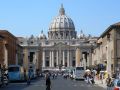 die Via della Conciliazione und der Petersdom im Vatikan