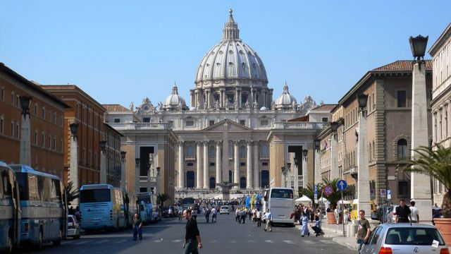 die Via della Conciliazione und der Petersdom im Vatikan