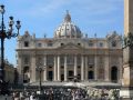 Der Petersplatz mit dem Vatikanischen Obelisk und dem Petersdom, der Basilica di San Pedro im Vatikan