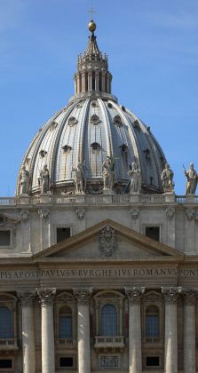 Basilica di San Pedro - die Kuppel des Petersdoms mit den Statuen von Christus und den Aposteln auf der Fassade