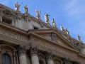Basilica di San Pedro - die Fassade des Petersdoms mit den Statuen von Christus und den Aposteln 