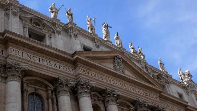 Basilica di San Pedro - die Fassade des Petersdoms mit den Statuen von Christus und den Aposteln 