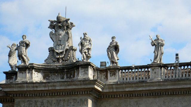 Petersplatz, Vatikan - Marmor-Statuen auf den Kolonaden